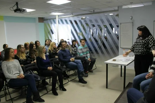 Виктория Гармашова работает с аудиторией на занятии по ораторскому мастерству